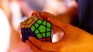 Un rubik's cube, casse-tête à plusieurs faces pour symboliser les intelligences multiples